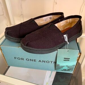 Girls TOMS size 1 youth